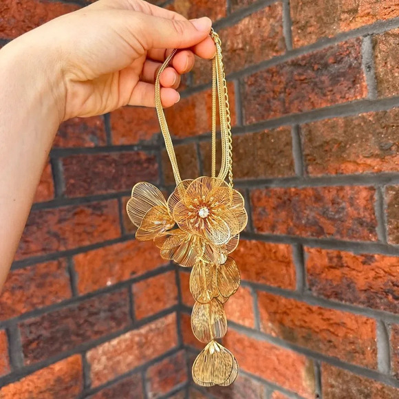 Zara Kate Middleton Famous Cascading Floral Necklace - Picture 14 of 16